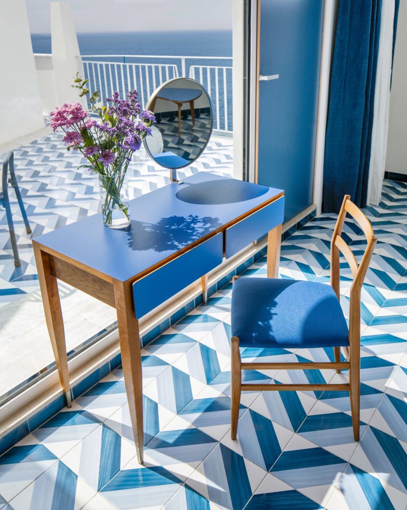 gio-ponti-infinito-blu Il sogno bianco e blu per l’Hotel Parco dei Principi
