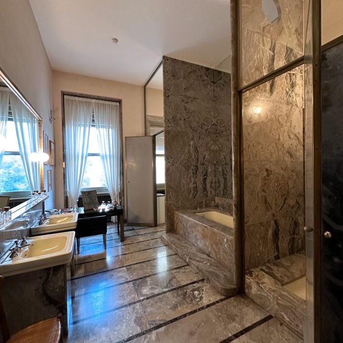 villa-necchi-bagno-marmo-cipollino Bagno padronale in marmo Cipollino a Villa Necchi Campiglio
