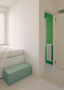 Una dependance azzurra dentro la casa