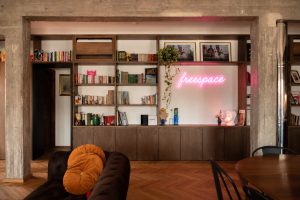 Progetto Clitunno a Roma: da spazio frammentato a loft newyorkese Firmata dallo studio Free Space Factory, la trasformazione di questo classico appartamento anni ’60 ne reinterpreta la struttura originale, dando vita a un loft contemporaneo dominato dall'equilibrio tra materiali differenti e ambienti aperti.
