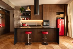 Progetto Clitunno a Roma: da spazio frammentato a loft newyorkese Firmata dallo studio Free Space Factory, la trasformazione di questo classico appartamento anni ’60 ne reinterpreta la struttura originale, dando vita a un loft contemporaneo dominato dall'equilibrio tra materiali differenti e ambienti aperti.