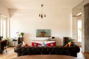 Progetto Clitunno a Roma: da spazio frammentato a loft newyorkese Firmata dallo studio Free Space Factory, la trasformazione di questo classico appartamento anni ’60 ne reinterpreta la struttura originale, dando vita a un loft contemporaneo dominato dall'equilibrio tra materiali differenti e ambienti aperti.
